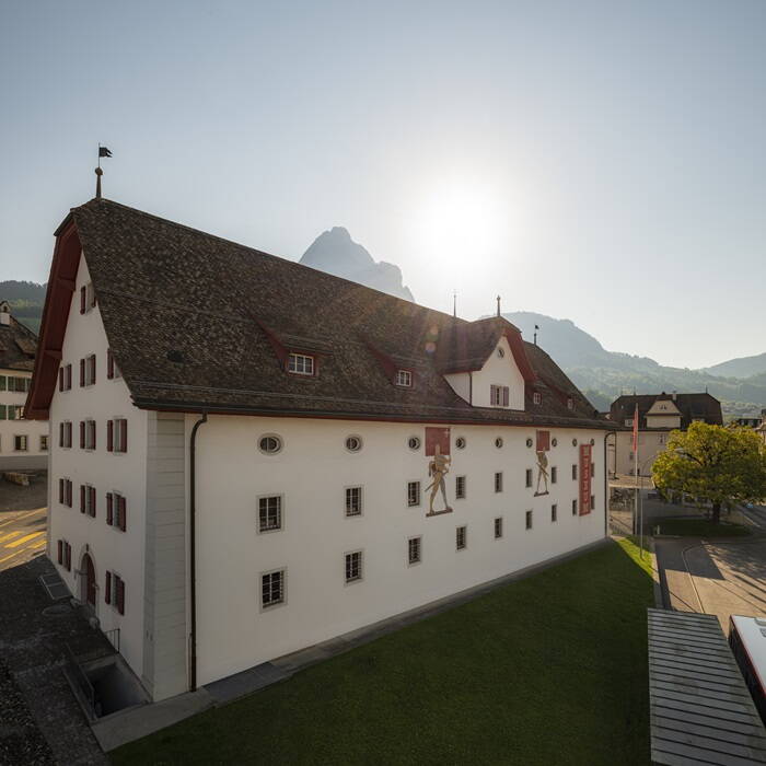 schwyz_forum_schweizer_geschichte_schwyz_aussen_zue7513_czuerrer.jpg